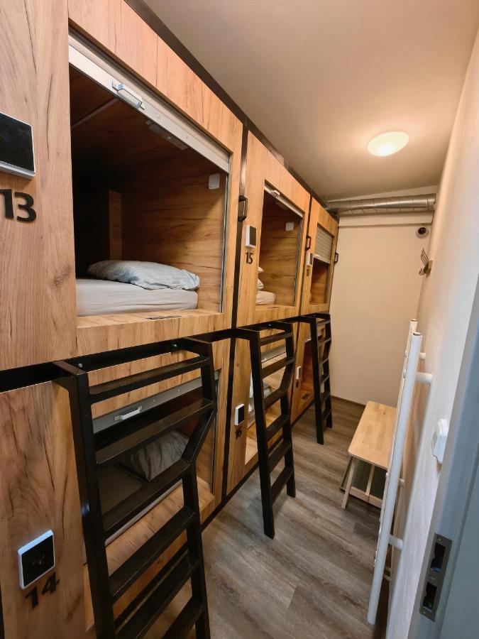 Capsule Hostel Erbenova Praga Zewnętrze zdjęcie