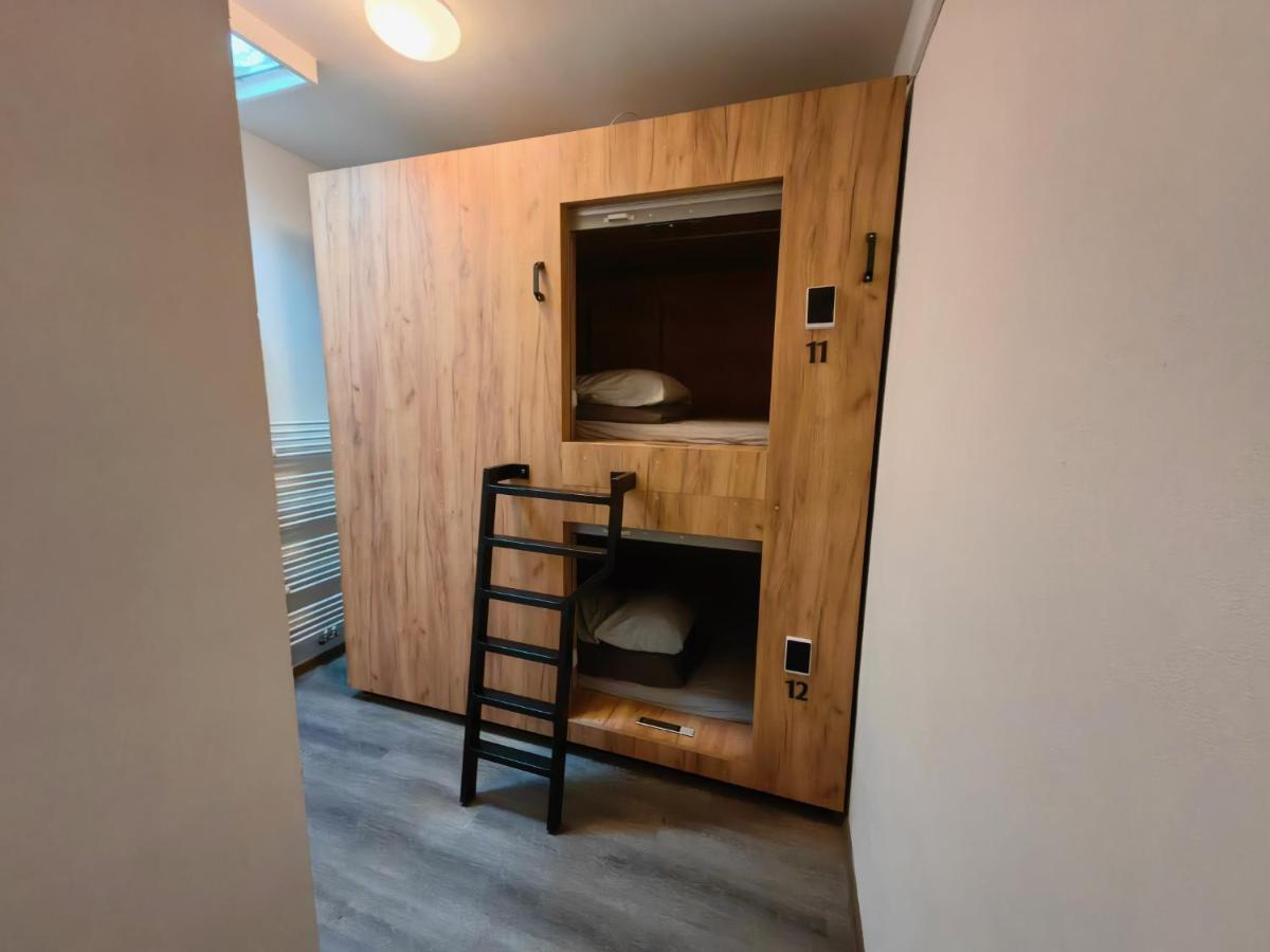 Capsule Hostel Erbenova Praga Zewnętrze zdjęcie