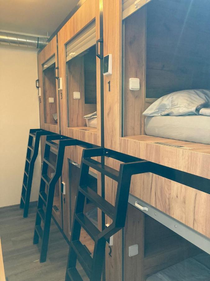 Capsule Hostel Erbenova Praga Zewnętrze zdjęcie