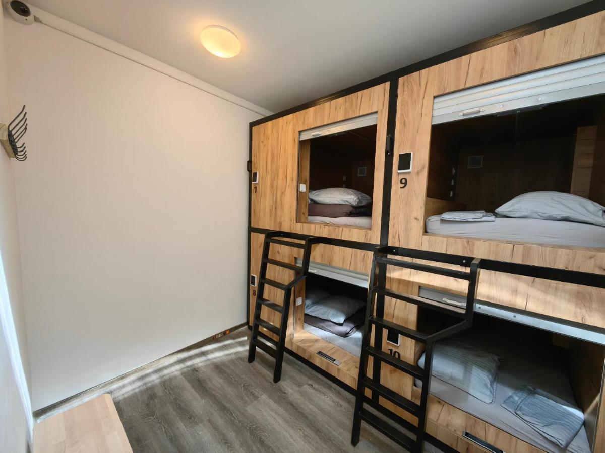 Capsule Hostel Erbenova Praga Zewnętrze zdjęcie