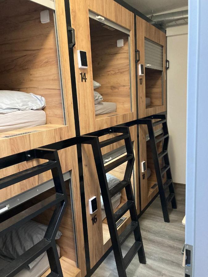 Capsule Hostel Erbenova Praga Zewnętrze zdjęcie